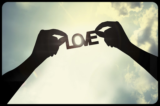 Holding a paper cut of love © 2jenn / Shutterstock &#8211; es
