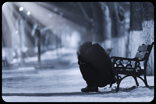 Depressed woman in front of a bench © LeventeGyori / Shutterstock &#8211; es
