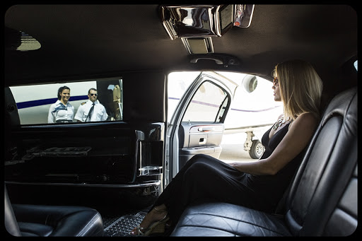 Elegant woman in limousine © Tyler Olson / Shutterstock &#8211; es