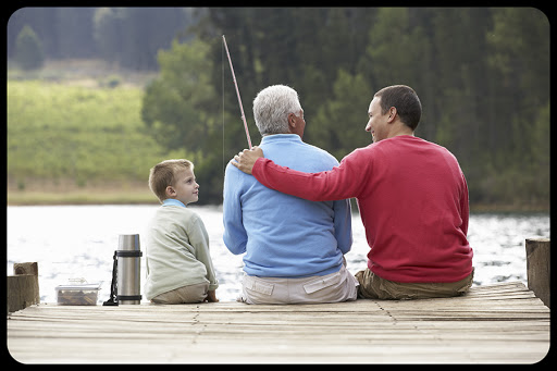 Father,son and grandfather fishing © Monkey Business Images / Shutterstock – es