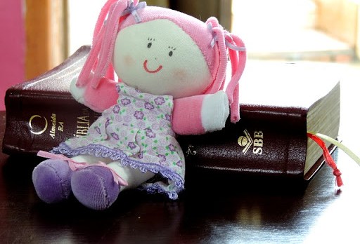 Biblia y muñeca