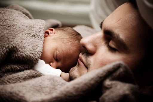 padre durmiendo con su bebé