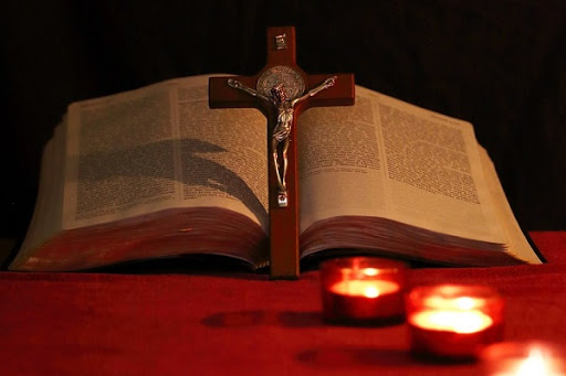 Biblia, cruz y velas