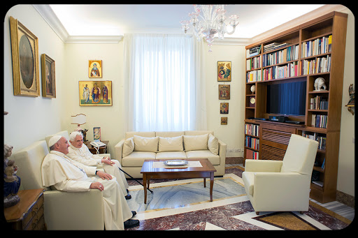 Pope Francis Greets Benedict XVI Before Summer Holidays &#8211; es
