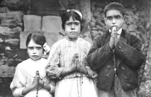 Bambini di Fatima con il rosario &#8211; es