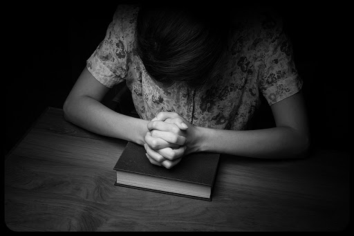 Woman hands praying with a bible © GongTo / Shutterstock &#8211; es