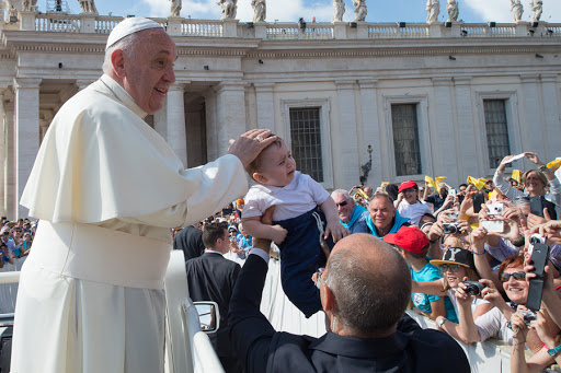 Pope Francis caresses a child during a general audience &#8211; CPP &#8211; es