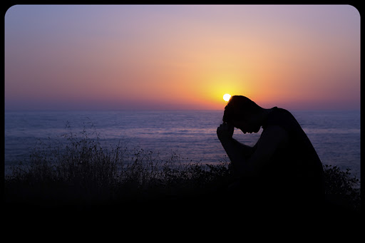 Young man praying © Dream Perfection / Shutterstock &#8211; es
