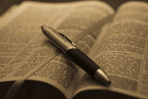 Biblia y lapicera