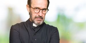 Seis consejos para tratar con un párroco difícil