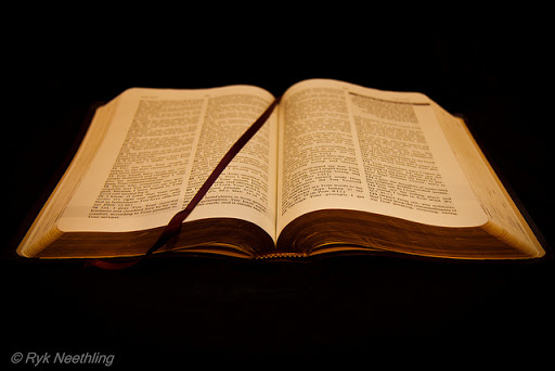 Biblia fondo negro