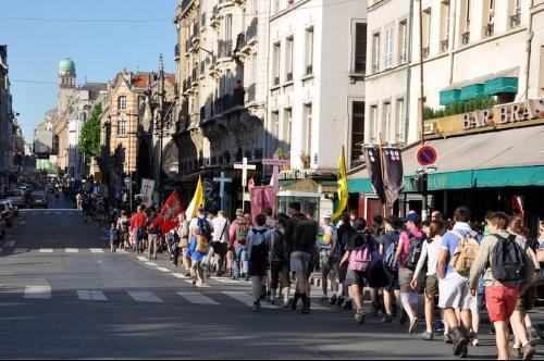 Jóvenes europeos caminan por las calles de París, durante la peregrinación.