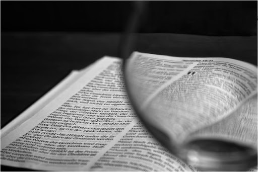 Biblia y lupa