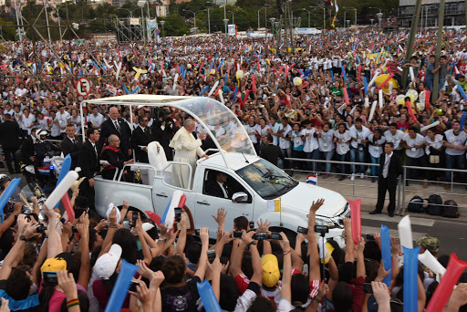 Papa Francisco saluda en el papa móvil. Paraguay