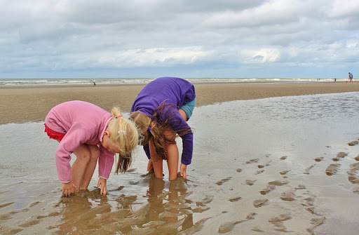 niñas jugando en la arena