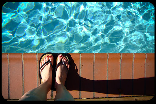 feet poolside &#8211; es