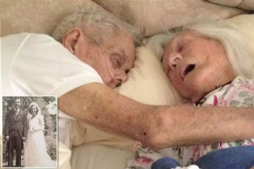 Anziani sul letto di morte abbracciati &#8211; es