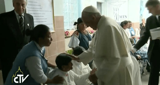 Papa Francisco con ancianos en Ecuador
