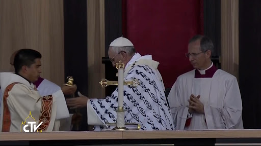 papa francisco vistió una casulla artesal ecuatoriana en la misa en Quito, como Juan Pablo II