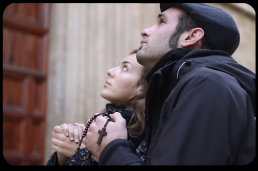 web-couple praying-© mangostock Shutterstock &#8211; es