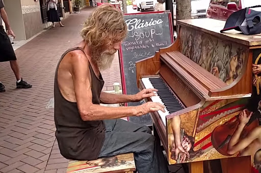 Homeless playing piano &#8211; es