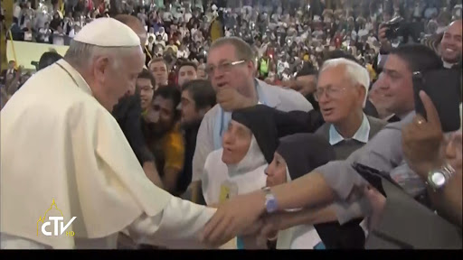 Papa con consagrados en Bolivia