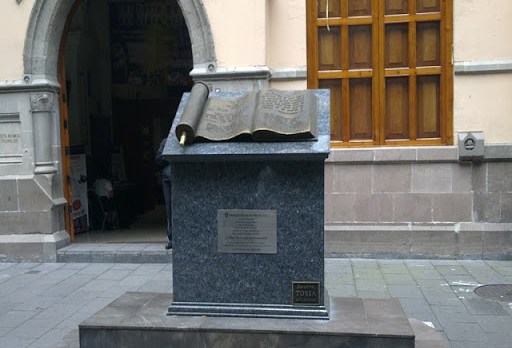 Monumento a la Biblia, en la Ciudad de México