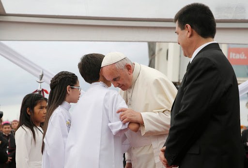 Papa Francisco escuchando a un niño
