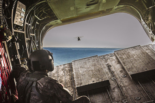 soldado de los Estados Unidos en helicóptero