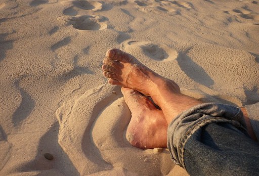 pies en la arena