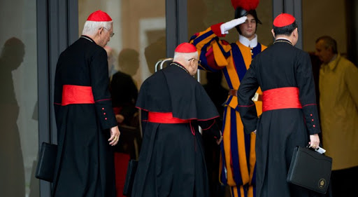 El cardenal Luis Antonio Taggle con otros