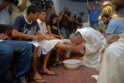Papa Francisco besando los pies