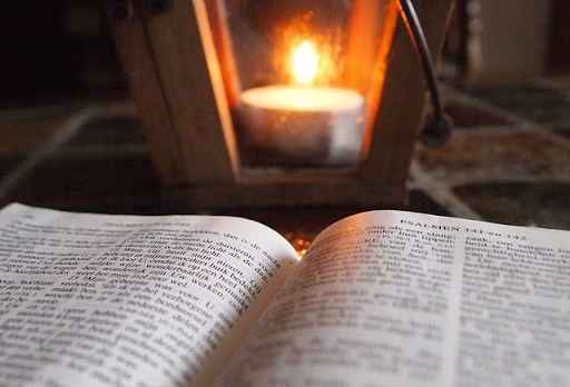 Biblia y linterna