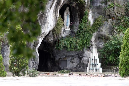 The river floods the cave of Lourdes