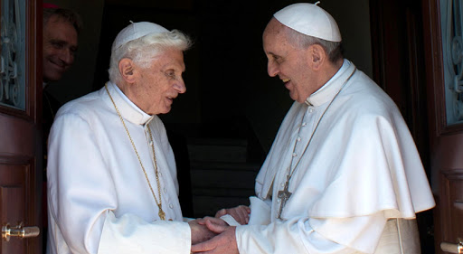 Francesco saluta Benedetto XVI al Mater Ecclesiae &#8211; es