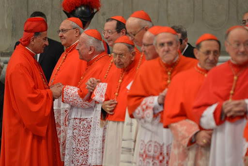 cardenales en procesión