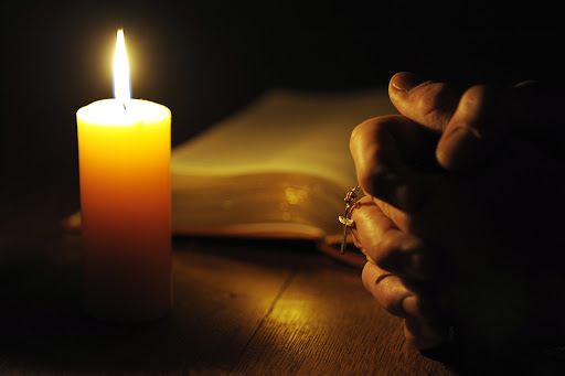 Bibbia e candela &#8211; es