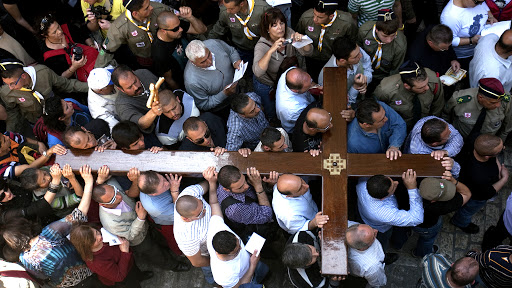 Christians in the Holy Land retrace Christ&#8217;s steps along the Via Dolorosa. &#8211; es
