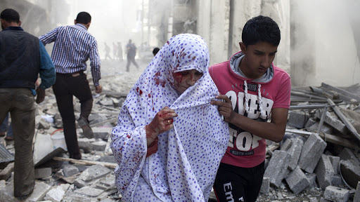 Evacuación de una mujer siria en Aleppo