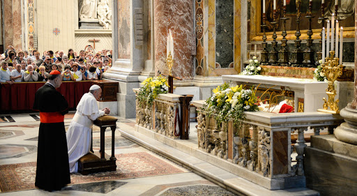 Francisco ante la tumba de Juan XXIII