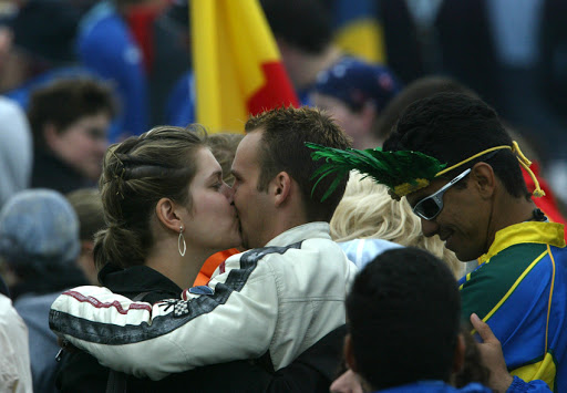 Jovenes se besan durante la jmj de Colonia (2005)