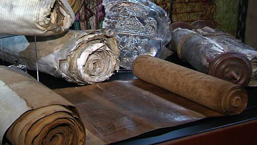 Rouleaux de la Torah photographiés durant une exposition à Rome