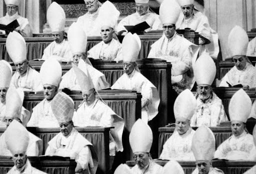 Partecipanti al Vaticano II nella Basilica di San Pietro (11 ottobre 1962) &#8211; es