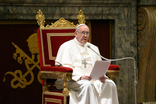 pope francis sitting &#8211; en &#8211; es