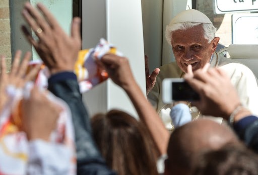 Benedetto XVI saluta i fedeli fuori dalla Basilica della Santa Casa a Loreto (4 &#8211; es