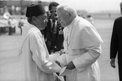 Giovanni Paolo II abbraccia re Hassan II Marocco &#8211; es