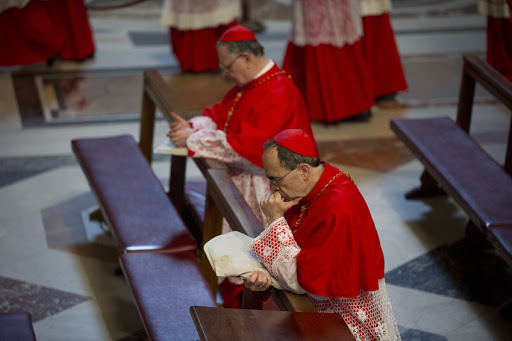 cardenal rezando