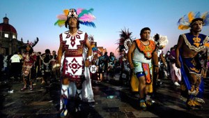 Índios mexicanos dançando no santuário de Guadalupe – es