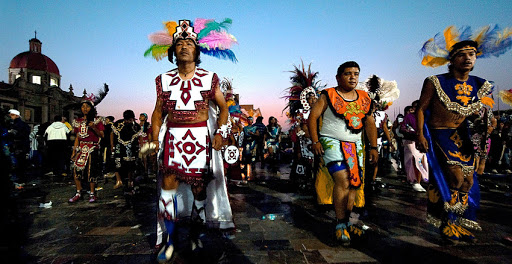 Índios mexicanos dançando no santuário de Guadalupe &#8211; es