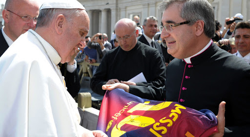 Papa recibe camiseta de Messi